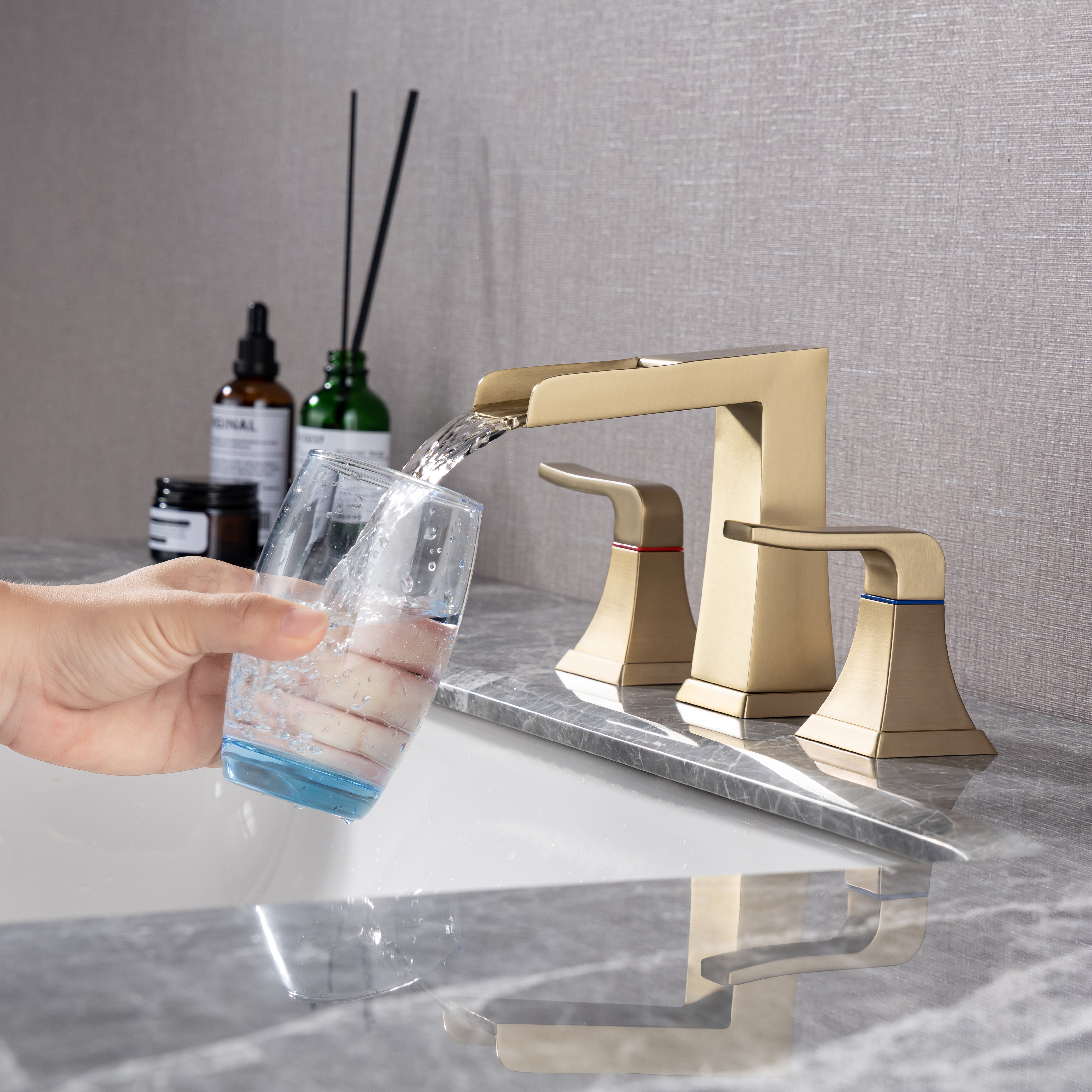 Contemporary 2-Handle Bathroom Sink Faucet with Drain Kit